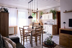 TV connectée, livres, chaîne hi-fi