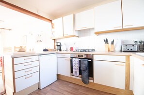 Coffee/tea maker, fridge, microwave, oven - Sahara Park (No 2) | Elie (Elie)