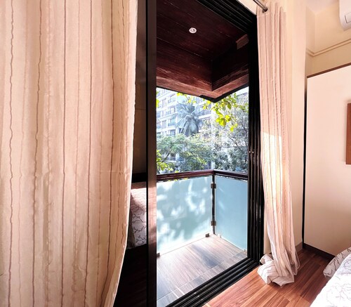1BHK Balcony Retreat - Gulmohar Road, Juhu Beach, Mumbai