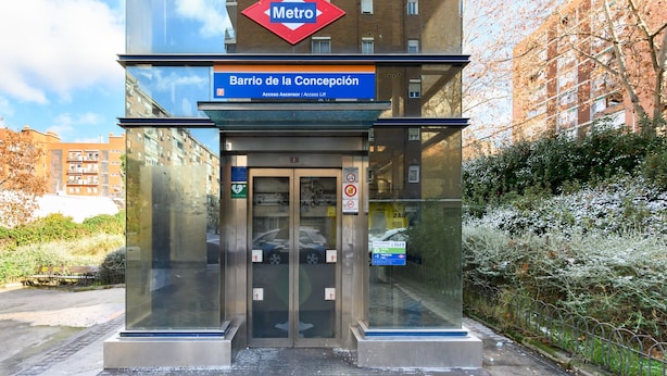 Ein Eingang zur Metro mit einem Schild für 'Barrio de la Concepción' und einem Aufzug.