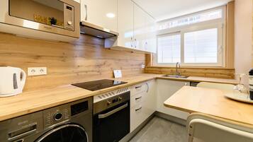 Een koelkast, een microgolfoven, een oven, een vaatwasser