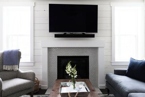 Smart TV, fireplace, table football - Harbor Breeze - Hot tub home in Merchant Street Cottages (New Buffalo)