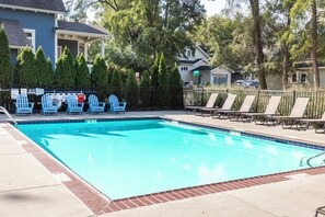 A heated pool - Harbor Breeze - Hot tub home in Merchant Street Cottages (New Buffalo)