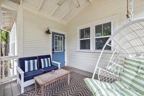 Terrace/patio - Harbor Breeze - Hot tub home in Merchant Street Cottages (New Buffalo)