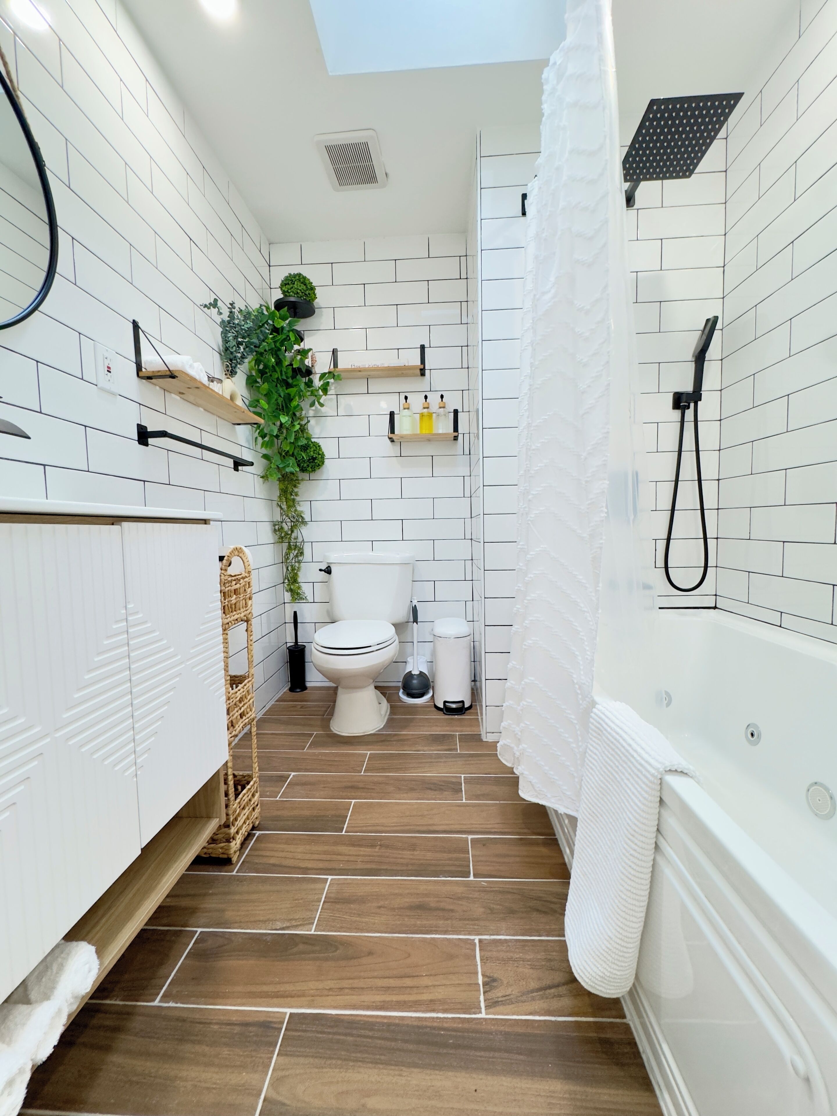 Jetted tub, hair dryer, towels, soap