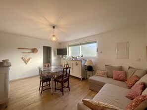 Living area - T2 apartment on the first floor with private garden + parking space (bormes les mimosas)