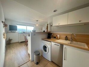 Private kitchen - T2 apartment on the first floor with private garden + parking space (bormes les mimosas)