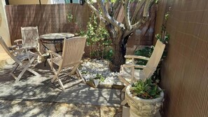 Outdoor dining - T2 apartment on the first floor with private garden + parking space (bormes les mimosas)