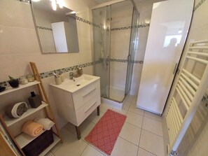 Een douche, een haardroger, handdoeken, zeep