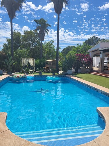 Villa avec grande piscine dans cadre paradisiaque entre Marbella et Malaga