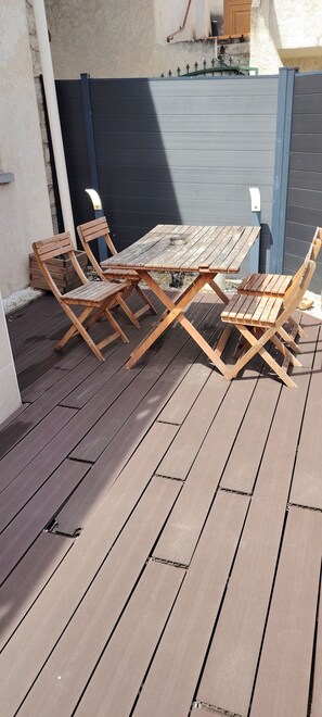 Outdoor dining - Game. house with large screen, 10 minutes from Roissy-CDG. Ideal for everyone. (Villeneuve-sous-Dammartin)