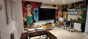 Interior - Game. house with large screen, 10 minutes from Roissy-CDG. Ideal for everyone. (Villeneuve-sous-Dammartin)