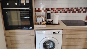 Kaffetrakter/tekoker, kjøleskap, mikrobølgeovn og ovn