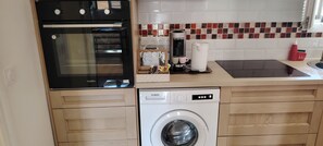 Private kitchen - Game. house with large screen, 10 minutes from Roissy-CDG. Ideal for everyone. (Villeneuve-sous-Dammartin)