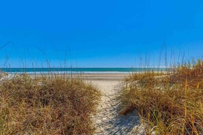 On the beach - Oceanfront condo with private balcony, pool & steps to beach (North Myrtle Beach)