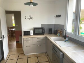 Fridge, microwave, oven, stovetop - Chez Mamie Huguette en Sologne - Chateaux and Beauval Zoo (Dhuizon)