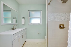 Shower, hair dryer, towels