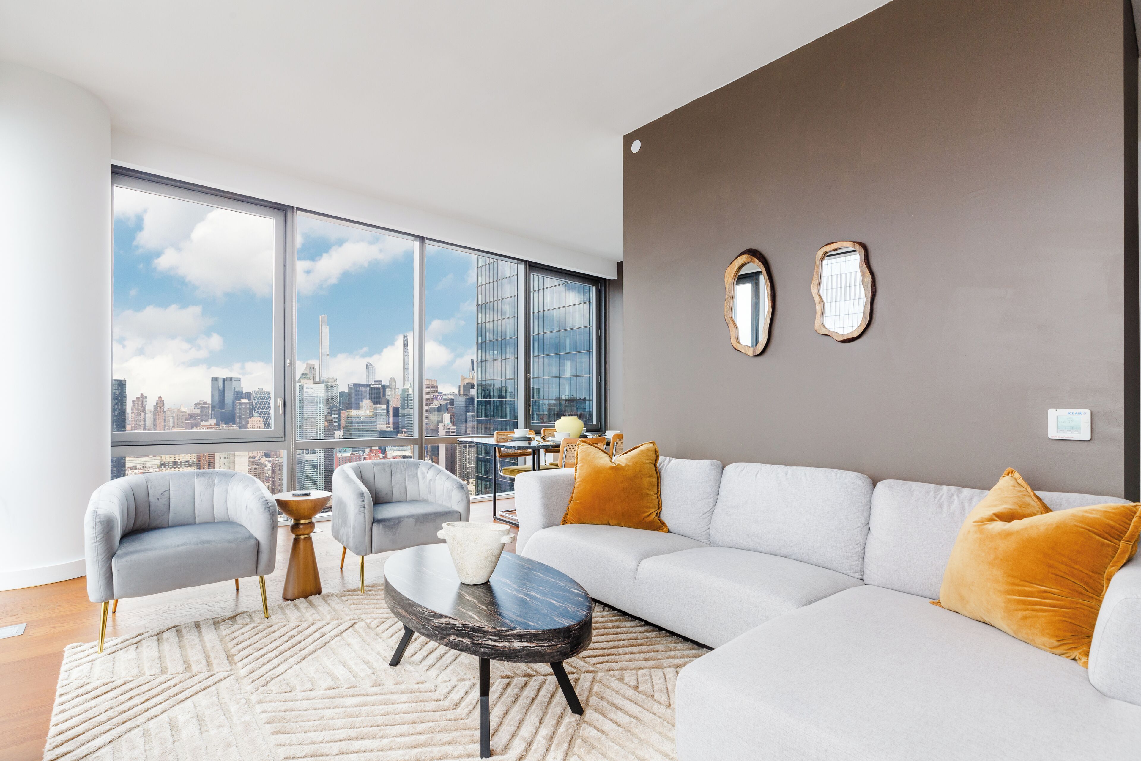 Luxury Suite, City View | Living area