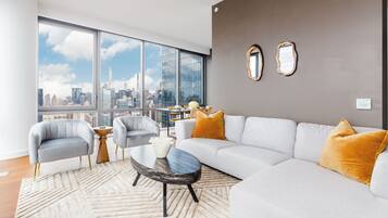 Luxury Suite, City View | Living area