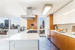 Habitación Business | Cocina privada | Frigorífico grande, microondas, horno y placa de cocina