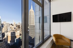 Suite superior | Espacio para trabajar con un portátil y tabla de planchar con plancha