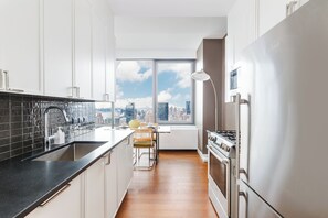 Luxury Suite, City View | Private kitchen | Full-size fridge, microwave, oven, stovetop - 2 bedroom luxury Empire State VIEW (New York)