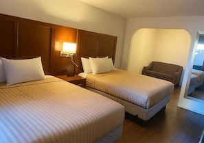 Standard Double Room | Desk, laptop workspace, iron/ironing board, free WiFi - Valley Inn (Phoenix)