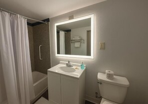 Badewanne, Handtücher, Seife, Shampoo