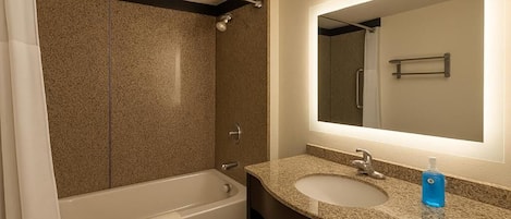 Quarto casal standard | Banheiro | Banheira, toalhas de banho, sabonete, shampoo