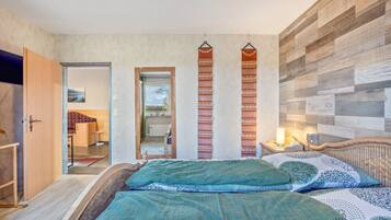 3 bedrooms, iron/ironing board, WiFi, bed sheets