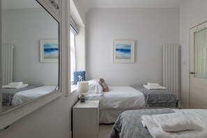 2 bedrooms, iron/ironing board, free WiFi, bed sheets - Bakers Close | Elie & Earlsferry (Elie)