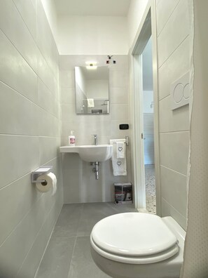 Shower, hair dryer, towels - Apartment 'Dimora Di Vagno' with Sea View, Balcony and Air Conditioning (Mola di Bari)
