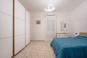 Iron/ironing board, bed sheets - Apartment 'Dimora Di Vagno' with Sea View, Balcony and Air Conditioning (Mola di Bari)
