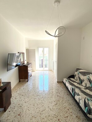 TV - Apartment 'Dimora Di Vagno' with Sea View, Balcony and Air Conditioning (Mola di Bari)