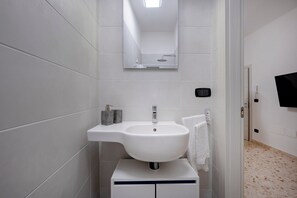 Bathroom - Apartment 'Dimora Di Vagno' with Sea View, Balcony and Air Conditioning (Mola di Bari)