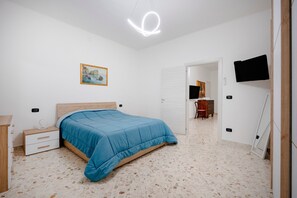 Room - Apartment 'Dimora Di Vagno' with Sea View, Balcony and Air Conditioning (Mola di Bari)