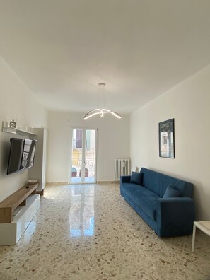TV - Apartment 'Dimora Di Vagno' with Sea View, Balcony and Air Conditioning (Mola di Bari)