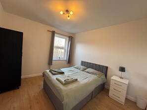 Iron/ironing board, WiFi, bed sheets - Croydon Stylish Guest House (Croydon)