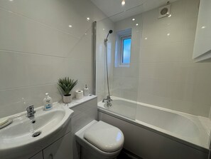 Hair dryer, towels, soap, toilet paper - Croydon Stylish Guest House (Croydon)