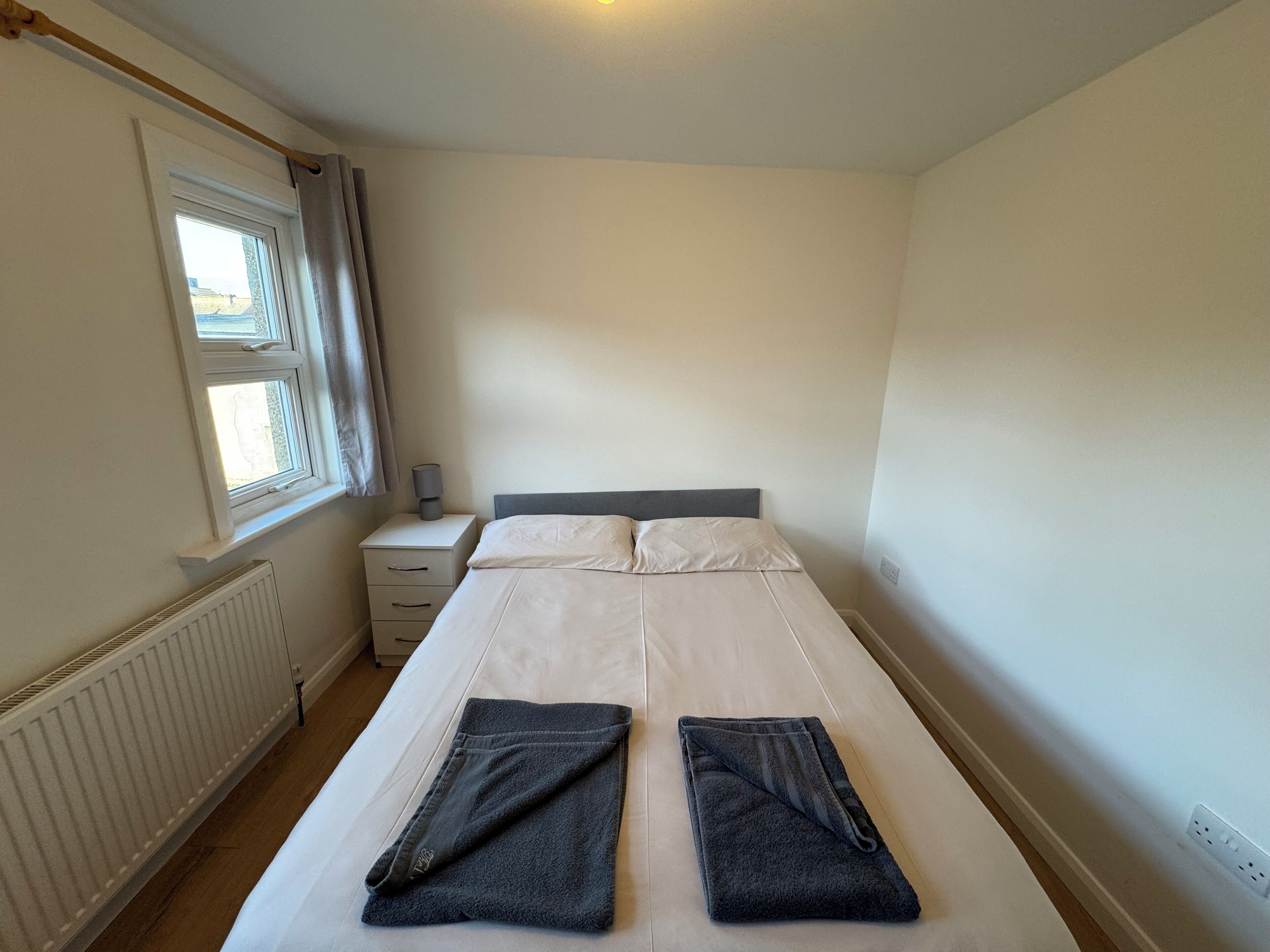 Silitysrauta/-lauta, Wi-Fi, vuodevaatteet