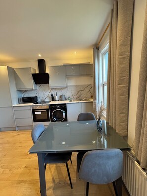 Private kitchen - Croydon Stylish Guest House (Croydon)