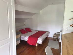 Tabla de planchar con plancha, wifi, ropa de cama