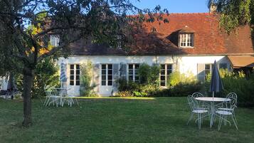 تناول الطعام بالخارج