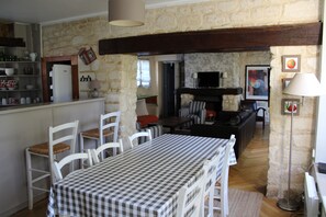 Dining - Country gite between Compiègne and Pierrefonds (Rethondes)