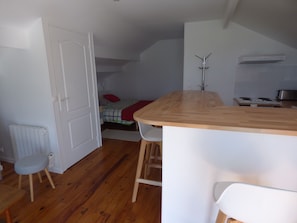 Tabla de planchar con plancha, wifi, ropa de cama