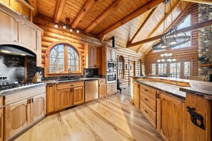 Fridge, microwave, oven, stovetop - LARGE COZY CABIN 4-bedroom pet friendly in charming Cadiz (Cadiz)