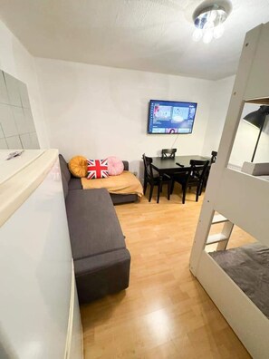 Living area - Brixton Bright Apartment (London)