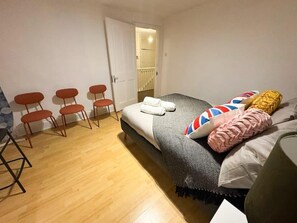 2 slaapkamers, een strijkplank/strijkijzer, gratis wifi, beddengoed