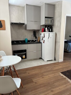 Private kitchen - Modern renovated apartment, close to the beach, subway, shops, Wi-Fi, prime location. (Rio de Janeiro)
