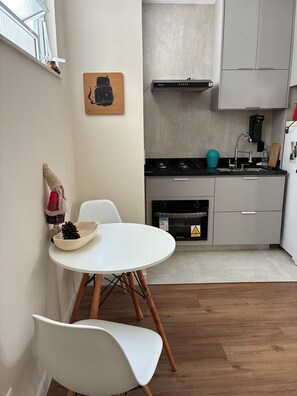 Private kitchen - Modern renovated apartment, close to the beach, subway, shops, Wi-Fi, prime location. (Rio de Janeiro)